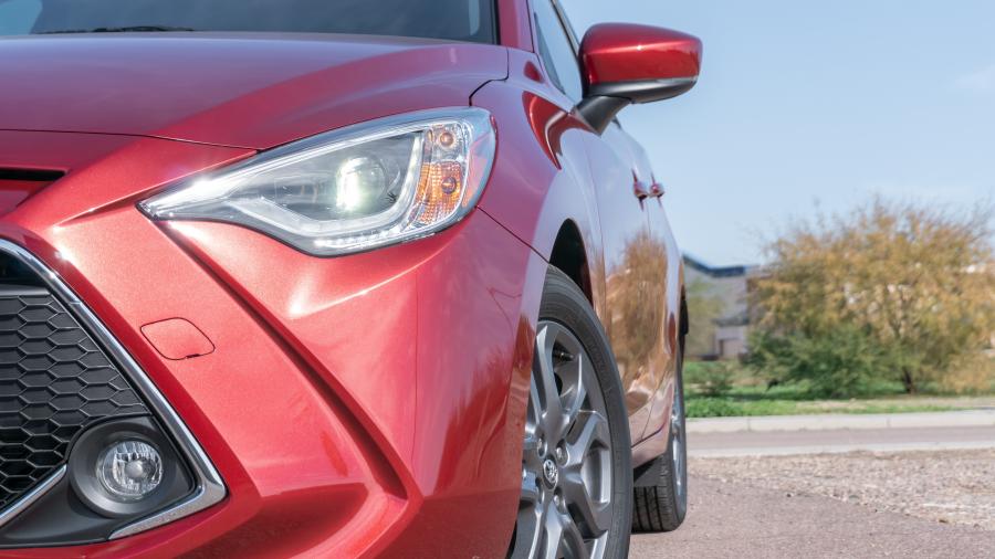 Детали экстерьера Toyota Yaris XLE Hatchback 2019 года  (NA) (фото 18 из 40)